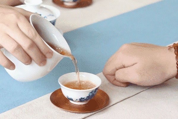 倒茶叩手礼
