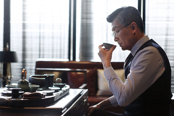 男人品茶